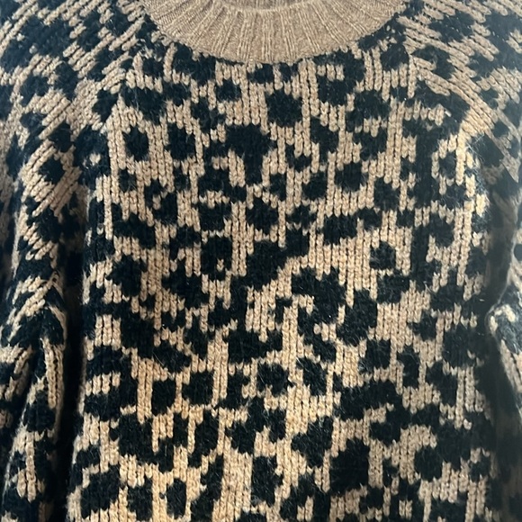 Old Navy sweater - leopard print,‎ Size small - Picture 2 of 5